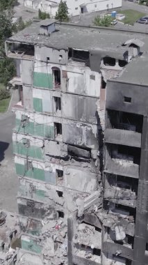 Bu dikey borsa videosu Ukrayna 'daki savaşın sonucunu gösteriyor. Borodyanka, Bucha bölgesindeki harap olmuş bir bina. Gri, renksiz, düz.