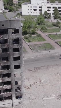 Bu dikey borsa videosu Ukrayna 'daki savaşın sonucunu gösteriyor. Borodyanka, Bucha bölgesindeki harap olmuş bir bina. Gri, renksiz, düz.