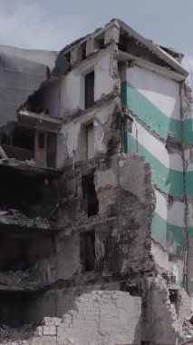 Bu dikey borsa videosu Ukrayna 'daki savaşın sonucunu gösteriyor. Borodyanka, Bucha bölgesindeki harap olmuş bir bina. Gri, renksiz, düz.