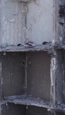 Bu dikey borsa videosu Ukrayna 'daki savaşın sonucunu gösteriyor. Borodyanka, Bucha bölgesindeki harap olmuş bir bina. Gri, renksiz, düz.