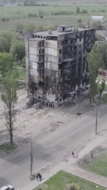 Bu dikey borsa videosu Ukrayna 'daki savaşın sonucunu gösteriyor. Borodyanka, Bucha bölgesindeki harap olmuş bir bina. Gri, renksiz, düz.