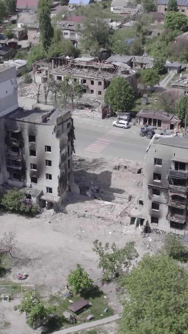 Este Video Vertical Muestra Las Secuelas Guerra Ucrania Edificio Residencial — Vídeos de Stock