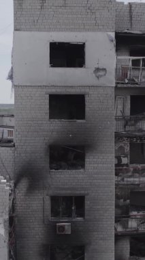 Bu dikey borsa videosu Ukrayna 'daki savaşın sonucunu gösteriyor. Borodyanka, Bucha bölgesindeki harap olmuş bir bina. Gri, renksiz, düz.