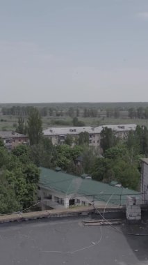 Bu dikey borsa videosu Ukrayna 'daki savaşın sonucunu gösteriyor. Borodyanka, Bucha bölgesindeki harap olmuş bir bina. Gri, renksiz, düz.