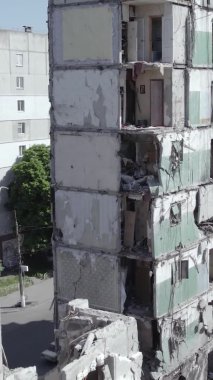 Bu dikey borsa videosu Ukrayna 'daki savaşın sonucunu gösteriyor. Borodyanka, Bucha bölgesindeki harap olmuş bir bina. Gri, renksiz, düz.