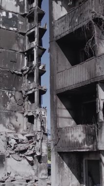 Bu dikey borsa videosu Ukrayna 'daki savaşın sonucunu gösteriyor. Borodyanka, Bucha bölgesindeki harap olmuş bir bina. Gri, renksiz, düz.