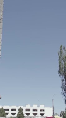 Bu dikey borsa videosu Ukrayna 'daki savaşın sonucunu gösteriyor. Borodyanka, Bucha bölgesindeki harap olmuş bir bina. Gri, renksiz, düz.