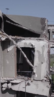 Bu dikey borsa videosu Ukrayna 'daki savaşın sonucunu gösteriyor. Borodyanka, Bucha bölgesindeki harap olmuş bir bina. Gri, renksiz, düz.