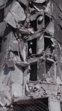 Bu dikey borsa videosu Ukrayna 'daki savaşın sonucunu gösteriyor. Borodyanka, Bucha bölgesindeki harap olmuş bir bina. Gri, renksiz, düz.