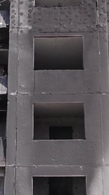 Bu dikey borsa videosu Ukrayna 'daki savaşın sonucunu gösteriyor. Borodyanka, Bucha bölgesindeki harap olmuş bir bina. Gri, renksiz, düz.