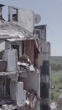 Bu dikey borsa videosu Ukrayna 'daki savaşın sonucunu gösteriyor. Borodyanka, Bucha bölgesindeki harap olmuş bir bina. Gri, renksiz, düz.