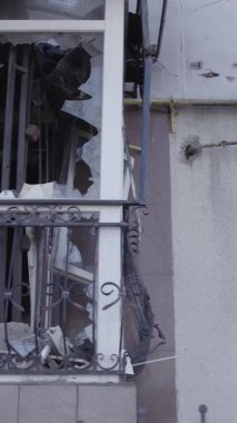 Bu dikey borsa videosu Ukrayna 'daki savaşın sonucunu gösteriyor. Borodyanka, Bucha bölgesindeki harap olmuş bir bina. Gri, renksiz, düz.