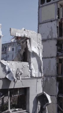 Bu dikey borsa videosu Ukrayna 'daki savaşın sonucunu gösteriyor. Borodyanka, Bucha bölgesindeki harap olmuş bir bina. Gri, renksiz, düz.