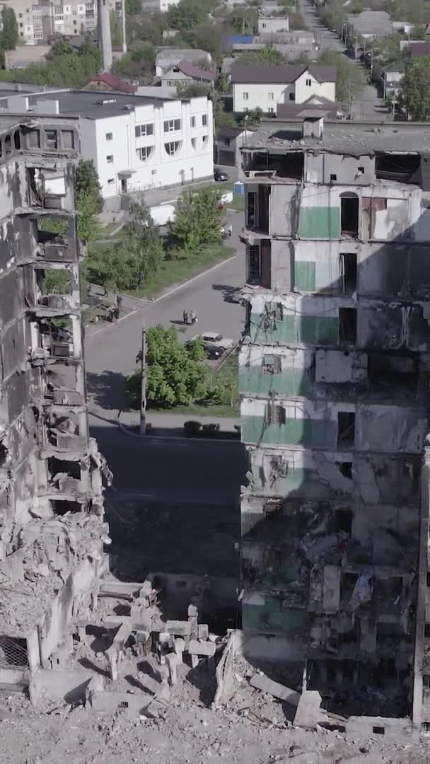 Este Vídeo Vertical Mostra Consequências Guerra Ucrânia Edifício Residencial Destruído — Vídeo de Stock