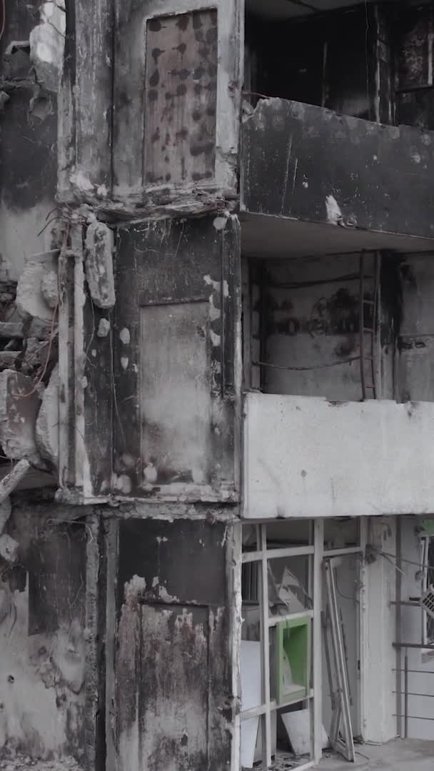 这盘股票的垂直录像显示了乌克兰战争的后果 在布查地区的Borodyanka 一栋被毁的住宅建筑 没有颜色 — 图库视频影像
