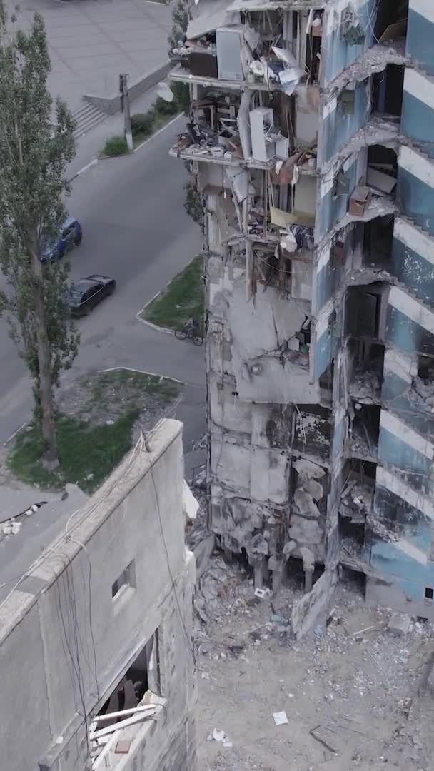 Dieses Vertikale Archivvideo Zeigt Die Nachwirkungen Des Krieges Der Ukraine — Stockvideo