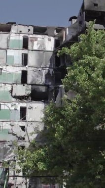 Bu dikey borsa videosu Ukrayna 'daki savaşın sonucunu gösteriyor. Borodyanka, Bucha bölgesindeki harap olmuş bir bina. Gri, renksiz, düz.