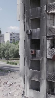 Bu dikey borsa videosu Ukrayna 'daki savaşın sonucunu gösteriyor. Borodyanka, Bucha bölgesindeki harap olmuş bir bina. Gri, renksiz, düz.