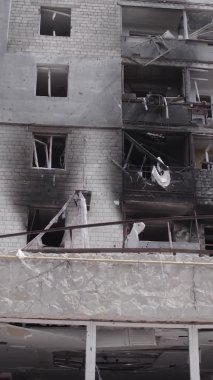 Bu dikey borsa videosu Ukrayna 'daki savaşın sonucunu gösteriyor. Borodyanka, Bucha bölgesindeki harap olmuş bir bina. Gri, renksiz, düz.