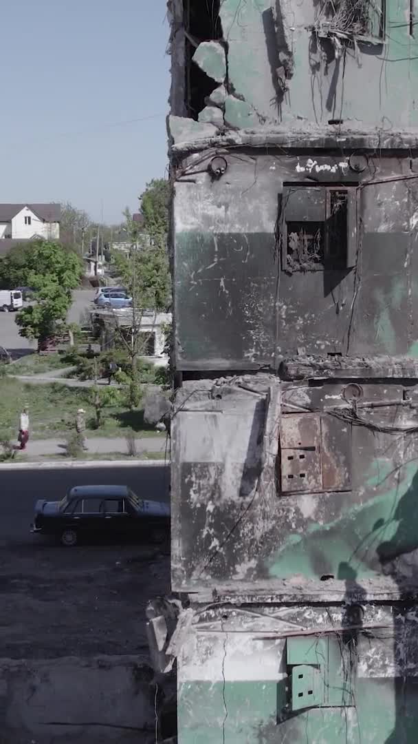 Este Vídeo Vertical Mostra Consequências Guerra Ucrânia Edifício Residencial Destruído — Vídeo de Stock