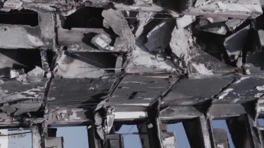Bu dikey borsa videosu Ukrayna 'daki savaşın sonucunu gösteriyor. Borodyanka, Bucha bölgesindeki harap olmuş bir bina. Gri, renksiz, düz.