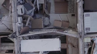 Bu dikey borsa videosu Ukrayna 'daki savaşın sonucunu gösteriyor. Borodyanka, Bucha bölgesindeki harap olmuş bir bina. Gri, renksiz, düz.