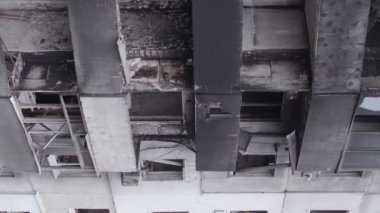 Bu dikey borsa videosu Ukrayna 'daki savaşın sonucunu gösteriyor. Borodyanka, Bucha bölgesindeki harap olmuş bir bina. Gri, renksiz, düz.