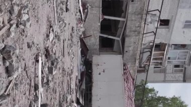 Bu dikey borsa videosu Ukrayna 'daki savaşın sonucunu gösteriyor. Borodyanka, Bucha bölgesindeki harap olmuş bir bina. Gri, renksiz, düz.