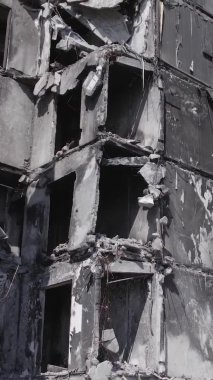 Bu dikey borsa videosu Ukrayna 'daki savaşın sonucunu gösteriyor. Borodyanka, Bucha bölgesindeki harap olmuş bir bina. Gri, renksiz, düz.