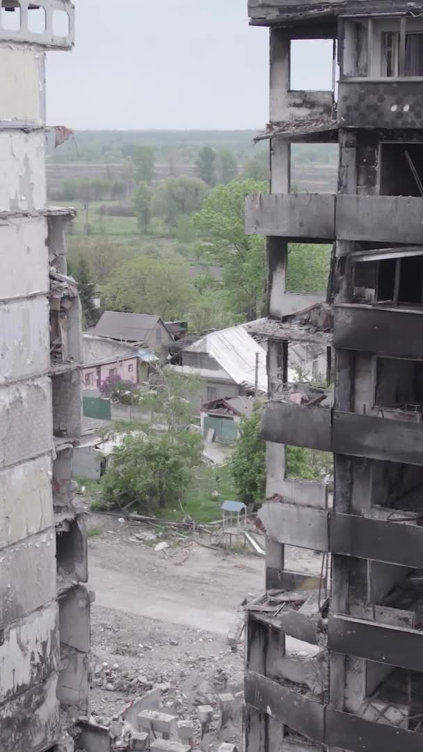 Este Video Vertical Muestra Las Secuelas Guerra Ucrania Edificio Residencial — Vídeos de Stock