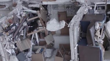 Bu dikey borsa videosu Ukrayna 'daki savaşın sonucunu gösteriyor. Borodyanka, Bucha bölgesindeki harap olmuş bir bina. Gri, renksiz, düz.
