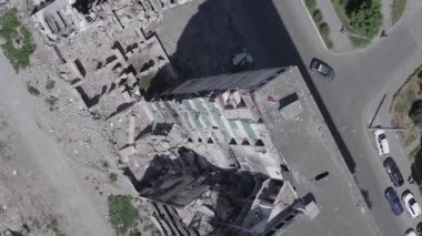 Bu dikey borsa videosu Ukrayna 'daki savaşın sonucunu gösteriyor. Borodyanka, Bucha bölgesindeki harap olmuş bir bina. Gri, renksiz, düz.