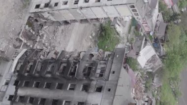 Bu dikey borsa videosu Ukrayna 'daki savaşın sonucunu gösteriyor. Borodyanka, Bucha bölgesindeki harap olmuş bir bina. Gri, renksiz, düz.