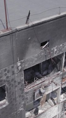 Bu dikey borsa videosu Ukrayna 'daki savaşın sonucunu gösteriyor. Borodyanka, Bucha bölgesindeki harap olmuş bir bina. Gri, renksiz, düz.