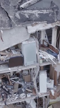Bu dikey borsa videosu Ukrayna 'daki savaşın sonucunu gösteriyor. Borodyanka, Bucha bölgesindeki harap olmuş bir bina. Gri, renksiz, düz.
