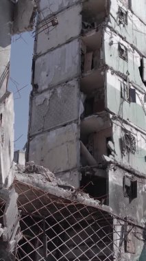 Bu dikey borsa videosu Ukrayna 'daki savaşın sonucunu gösteriyor. Borodyanka, Bucha bölgesindeki harap olmuş bir bina. Gri, renksiz, düz.