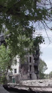 Bu dikey borsa videosu Ukrayna 'daki savaşın sonucunu gösteriyor. Borodyanka, Bucha bölgesindeki harap olmuş bir bina. Gri, renksiz, düz.