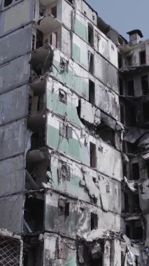 Bu dikey borsa videosu Ukrayna 'daki savaşın sonucunu gösteriyor. Borodyanka, Bucha bölgesindeki harap olmuş bir bina. Gri, renksiz, düz.