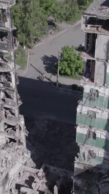 Bu dikey borsa videosu Ukrayna 'daki savaşın sonucunu gösteriyor. Borodyanka, Bucha bölgesindeki harap olmuş bir bina. Gri, renksiz, düz.