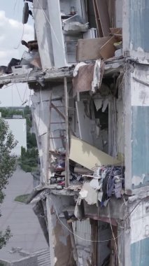 Bu dikey borsa videosu Ukrayna 'daki savaşın sonucunu gösteriyor. Borodyanka, Bucha bölgesindeki harap olmuş bir bina. Gri, renksiz, düz.