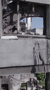Bu dikey borsa videosu Ukrayna 'daki savaşın sonucunu gösteriyor. Borodyanka, Bucha bölgesindeki harap olmuş bir bina. Gri, renksiz, düz.