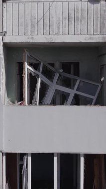 Bu dikey borsa videosu Ukrayna 'daki savaşın sonucunu gösteriyor. Borodyanka, Bucha bölgesindeki harap olmuş bir bina. Gri, renksiz, düz.
