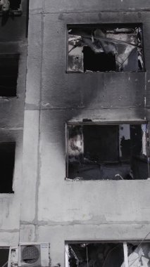 Bu dikey borsa videosu Ukrayna 'daki savaşın sonucunu gösteriyor. Borodyanka, Bucha bölgesindeki harap olmuş bir bina. Gri, renksiz, düz.