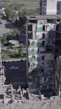 Bu dikey borsa videosu Ukrayna 'daki savaşın sonucunu gösteriyor. Borodyanka, Bucha bölgesindeki harap olmuş bir bina. Gri, renksiz, düz.