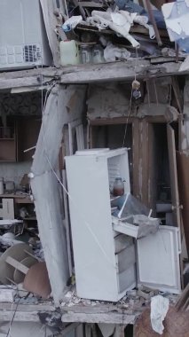 Bu dikey borsa videosu Ukrayna 'daki savaşın sonucunu gösteriyor. Borodyanka, Bucha bölgesindeki harap olmuş bir bina. Gri, renksiz, düz.