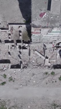 Bu dikey borsa videosu Ukrayna 'daki savaşın sonucunu gösteriyor. Borodyanka, Bucha bölgesindeki harap olmuş bir bina. Gri, renksiz, düz.