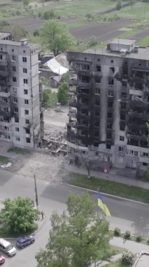 Bu dikey borsa videosu Ukrayna 'daki savaşın sonucunu gösteriyor. Borodyanka, Bucha bölgesindeki harap olmuş bir bina. Gri, renksiz, düz.