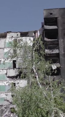 Bu dikey borsa videosu Ukrayna 'daki savaşın sonucunu gösteriyor. Borodyanka, Bucha bölgesindeki harap olmuş bir bina. Gri, renksiz, düz.