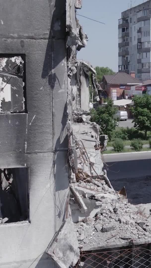 Este Vídeo Vertical Mostra Consequências Guerra Ucrânia Edifício Residencial Destruído — Vídeo de Stock