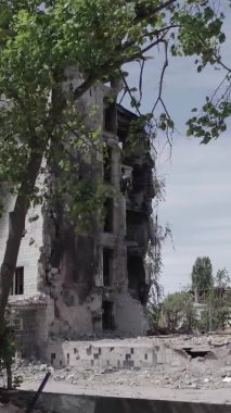 Bu dikey borsa videosu Ukrayna 'daki savaşın sonucunu gösteriyor. Borodyanka, Bucha bölgesindeki harap olmuş bir bina. Gri, renksiz, düz.